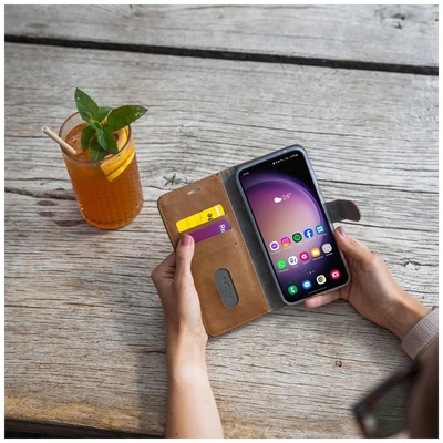Kép 8/10 - FIXED Opus oldalra nyíló telefontok Apple iPhone 16 Plus készülékhez, barna
