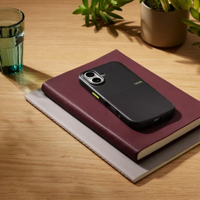 Kép 3/3 - Beats iPhone 17 Rugged Case with MagSafe and Camera Control – Everest Black