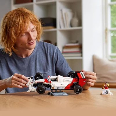 Kép 2/2 - LEGO Icons - McLaren MP4/4 és Ayrton Senna (10330)