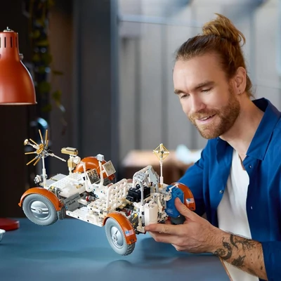 Kép 2/2 - LEGO Technic - NASA Apollo holdjáró jármű (42182)