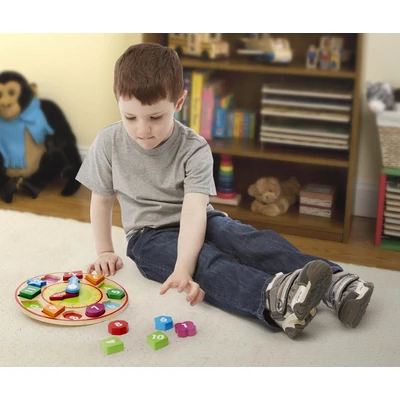 Kép 2/3 - Melissa & Doug Fa készségfejlesztő játék, Formaillesztő óra