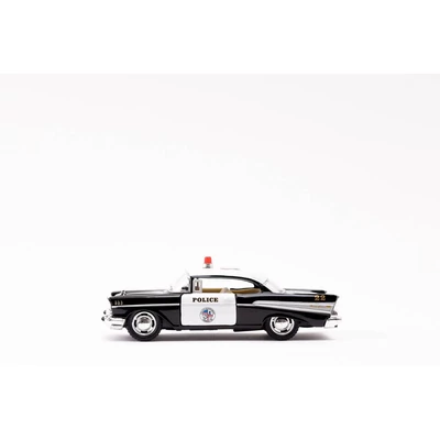 Kép 8/11 - Kinsmart Chevrolet Bel Air (rendőr/tűzoltó kiadás) 1957 fém autó nyitható ajtókkal 1:40 (többféle)
