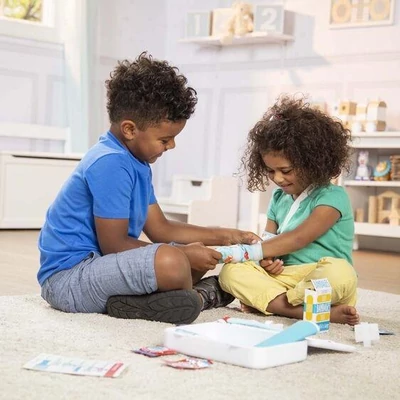 Kép 3/3 - Melissa & Doug Szerepjáték, Gyógyulj meg Elsősegély játékszett szett